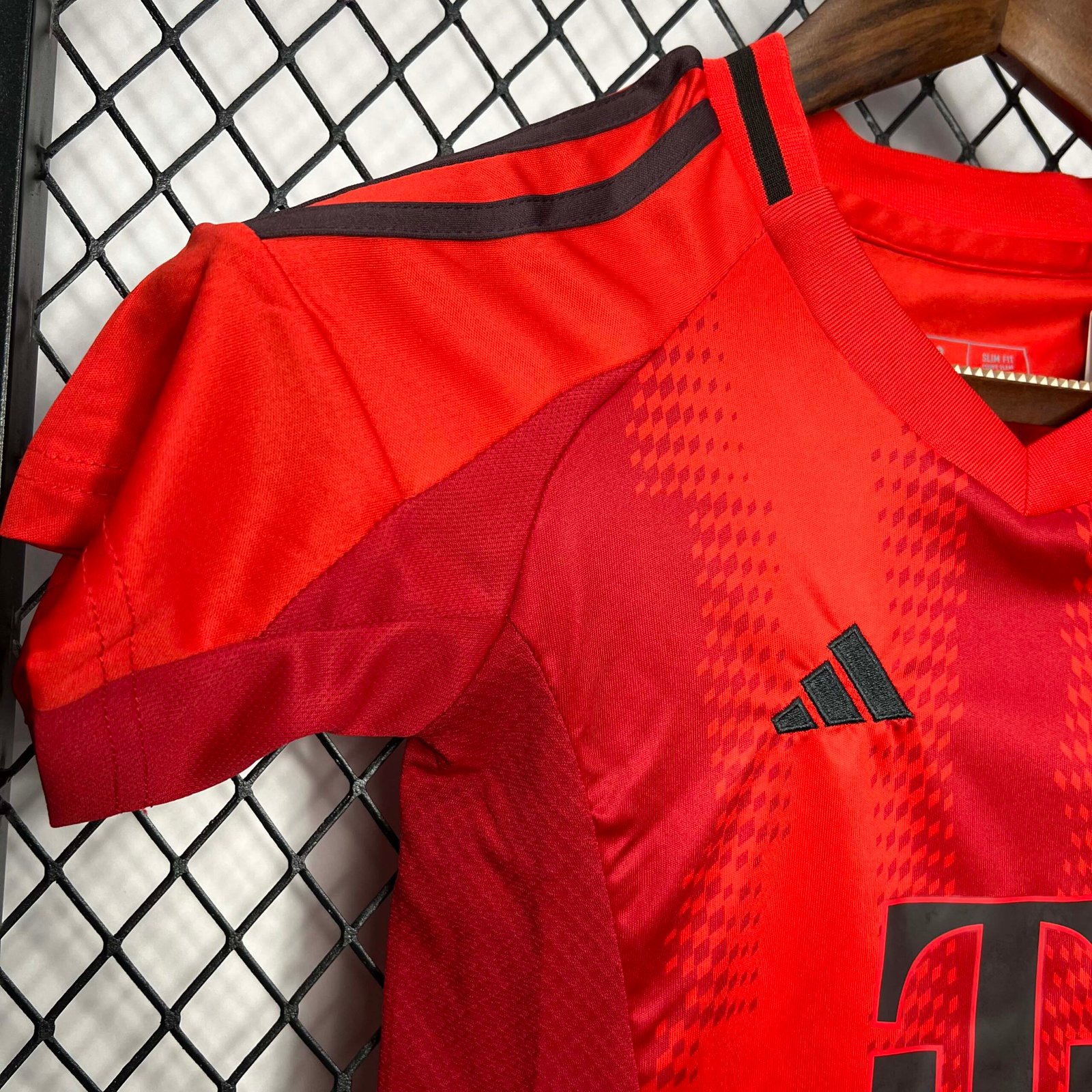 e84e68ec0b80be57a66ef1b8e924f4cf 2024-2025 KIDS Bayern Munich Home Football Shirt 1:1 Thai Quality - Image 4